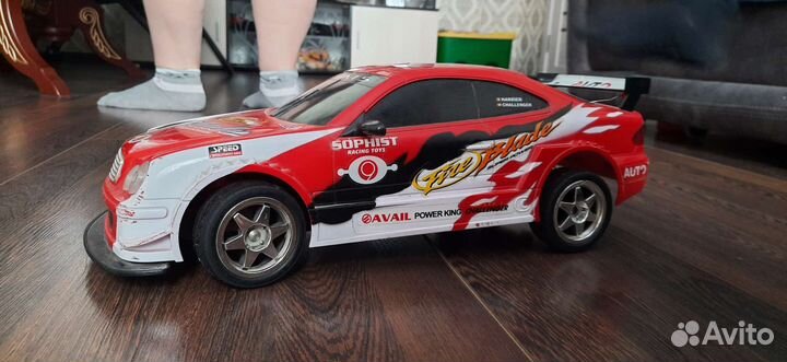 Танк,и машина мерседес