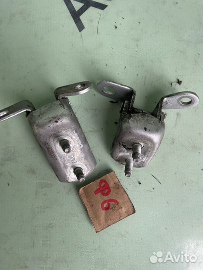 Петли задней левой двери toyota rav 4 xa20