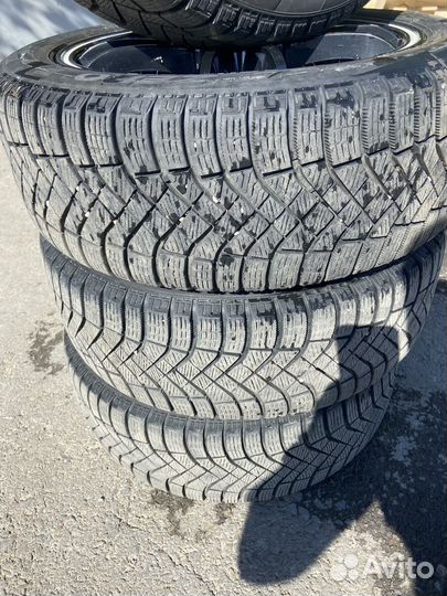 Pirelli Ice Zero FR 215/50 R17