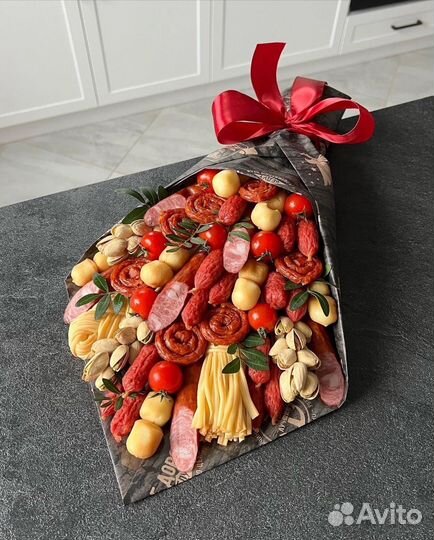 Мужской съедобный букет из колбас