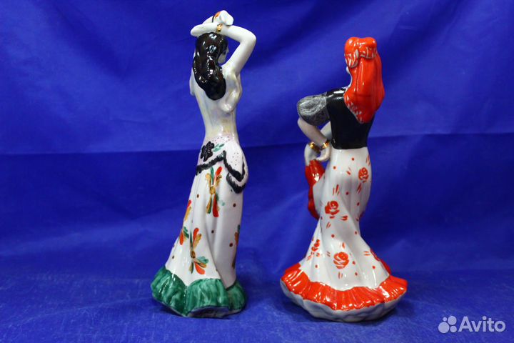 Цыганка в зеленой с цветами и в красной юбке