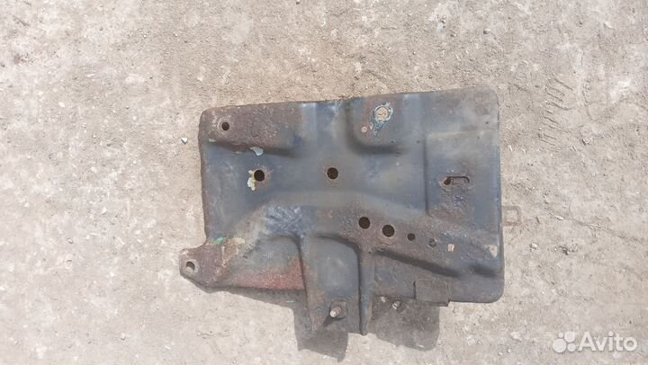 Крепление аккумулятора Nissan Primera P11