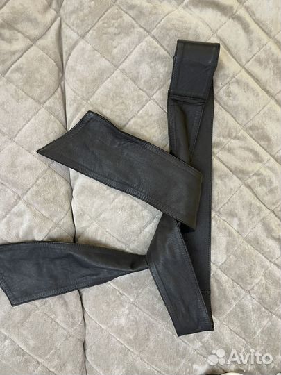 Серый кожаный пояс