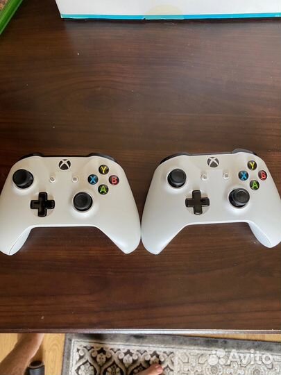 Xbox One S 1tb + 2 геймпада + far cry 5