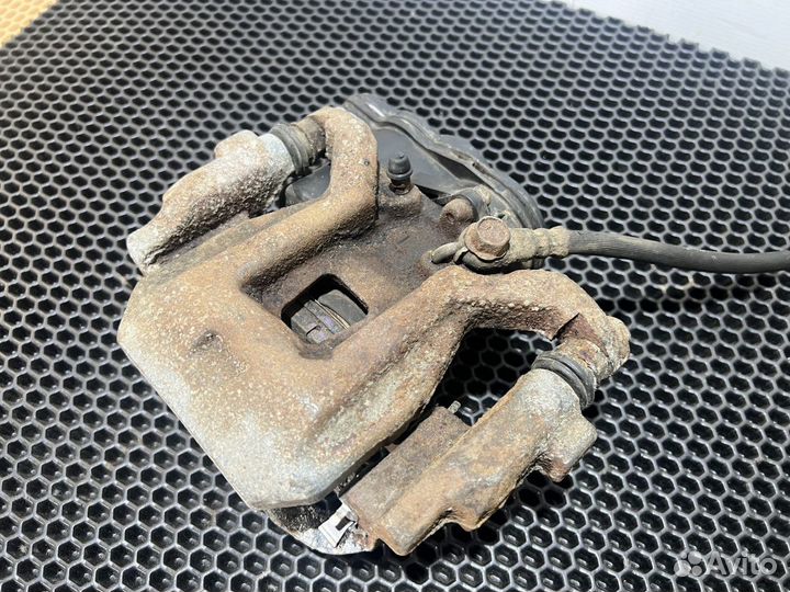 Суппорт тормозной задний левый Lexus NX200T