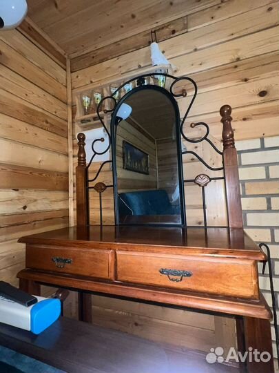 Туалетный столик с зеркалом