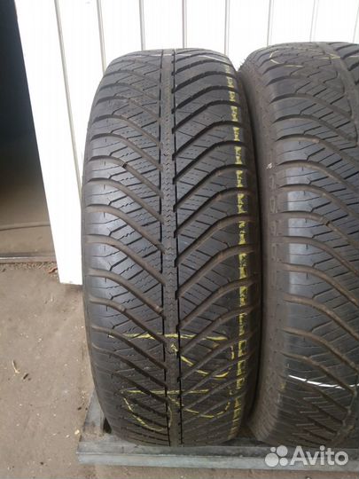 Goodyear Vector 4Seasons 215/60 R17