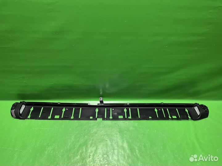 Накладка подножки правая Toyota LC200