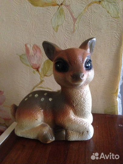 Статуэтка-копилка и искуственные цветы