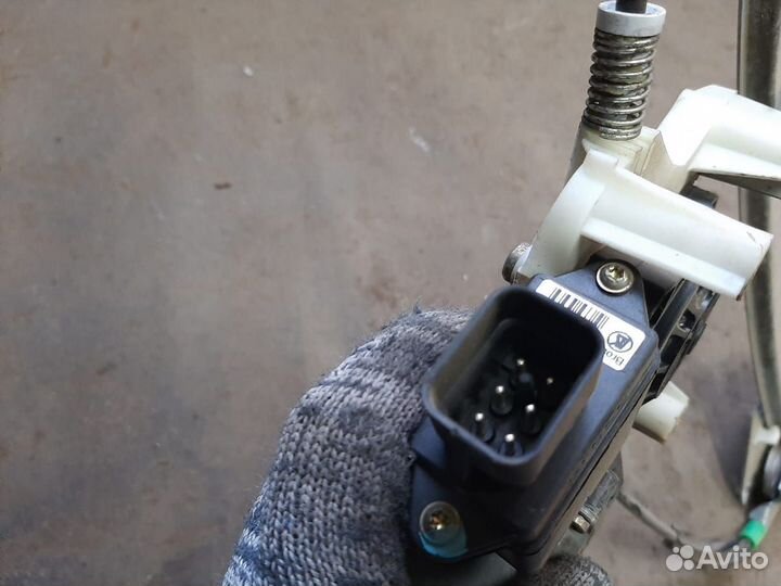 Передний левый подъемник Mitsubishi Space Star