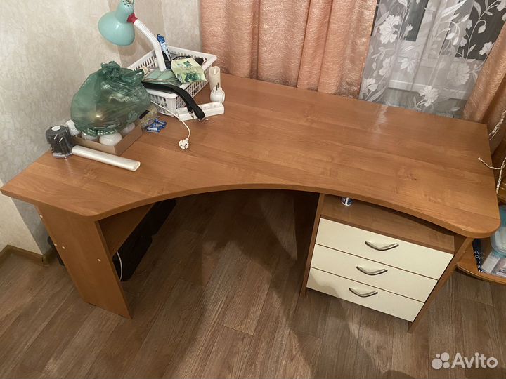 Угловой письменный стол