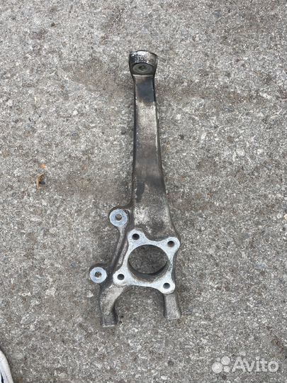 Передний правый поворотный кулак lexus is 250