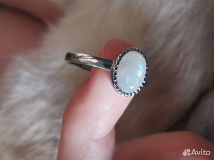 Серебряное кольцо с настоящим лунным камнем