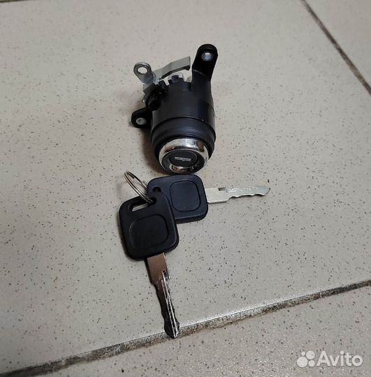 Личинка багажника Audi 80 B3