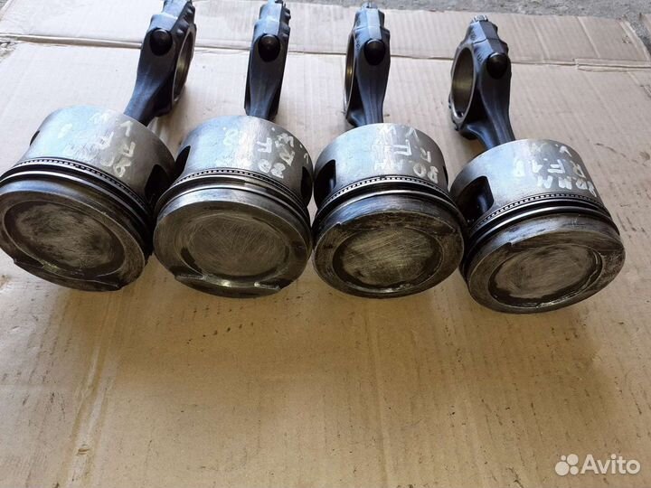 Поршень с шатуном Volkswagen Passat B3, B4 1.8 RF