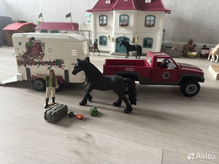 Фигурки Schleich Конный клуб коневоз 42346