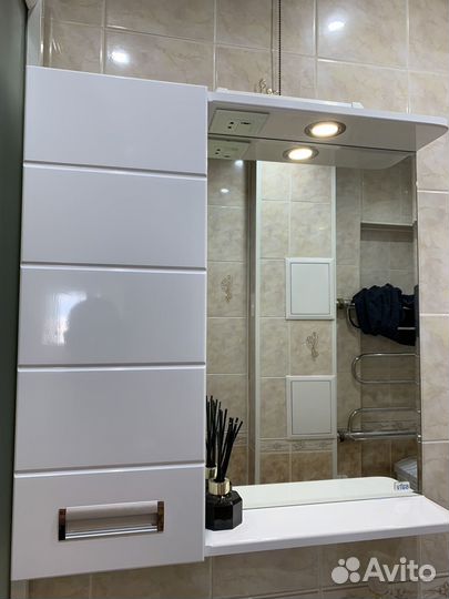 Зеркало со шкафчиком в ванную