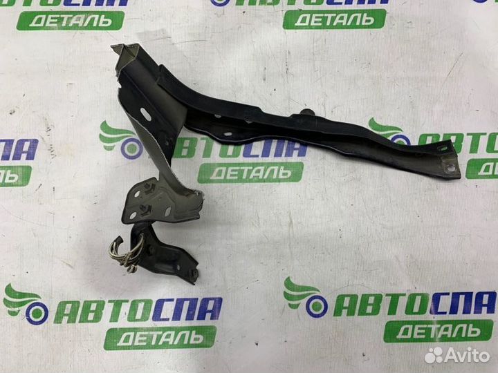 Кронштейн фары передний левый Toyota Avensis