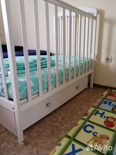 Детская кроватка с маятником