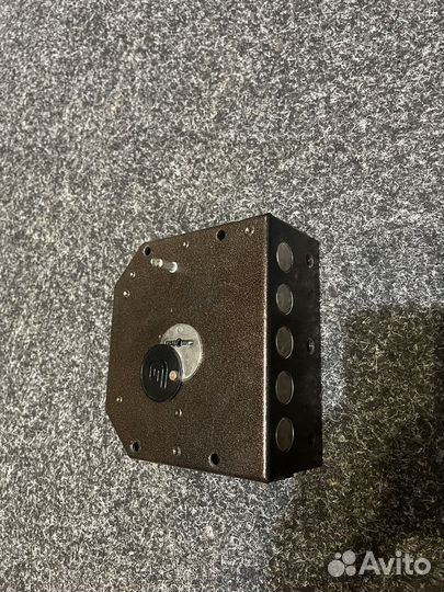 Замок дверной накладной