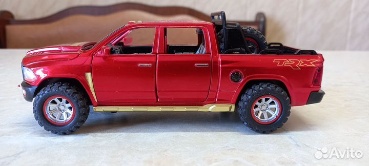 Модель пикапа Dodge RAM 1/32