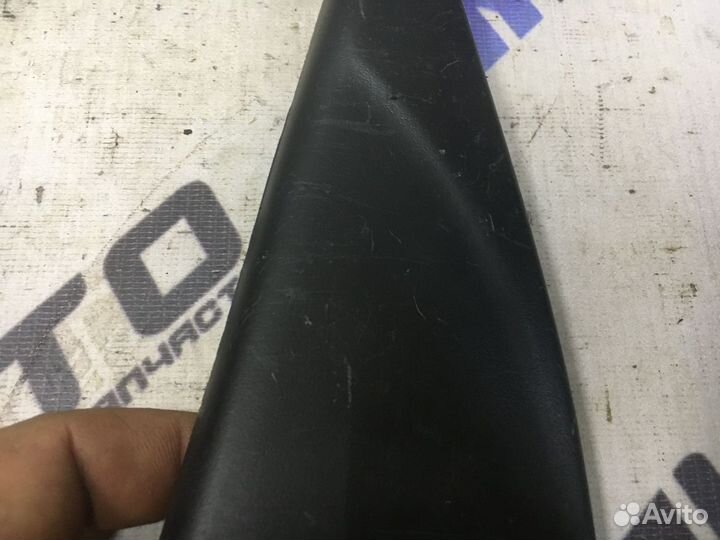 Уголок двери задней правой внутренний Форд Фокус 1