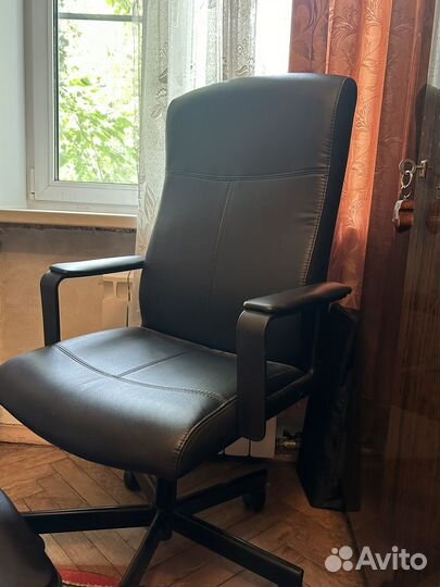Офисный стул на колесиках
