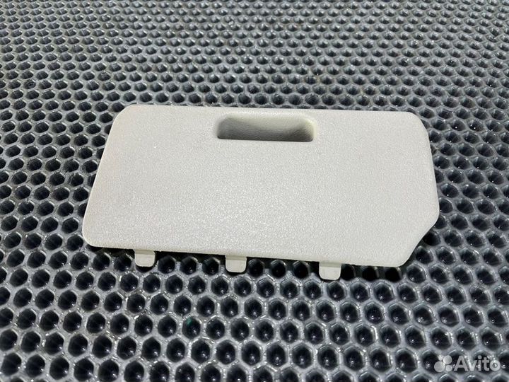 Крышка блока предохранителей Mitsubishi Triton