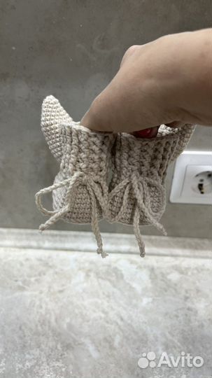 Набор погремушка вязаная+ вязаные пинетки