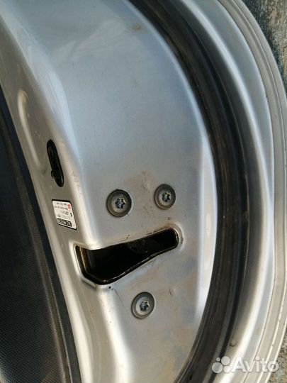 Задняя дверь Toyota ist