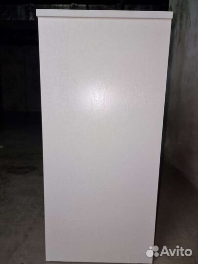 Стол с выдвижным ящиком