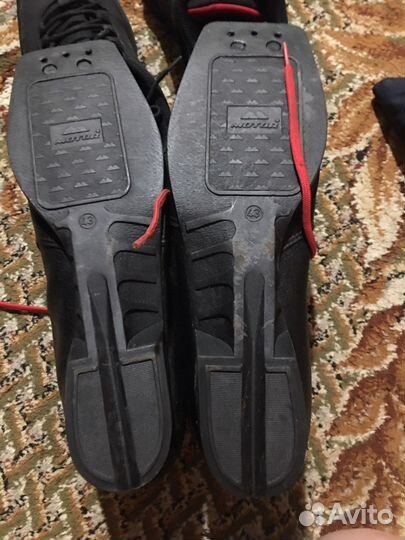 Лыжные ботинки и лыжи