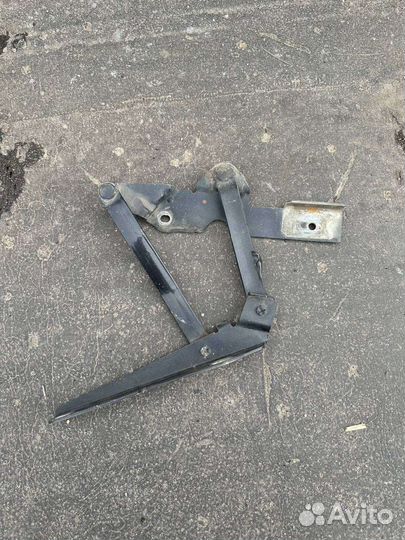 Петля капота левая Audi 100 C3 1988г рест