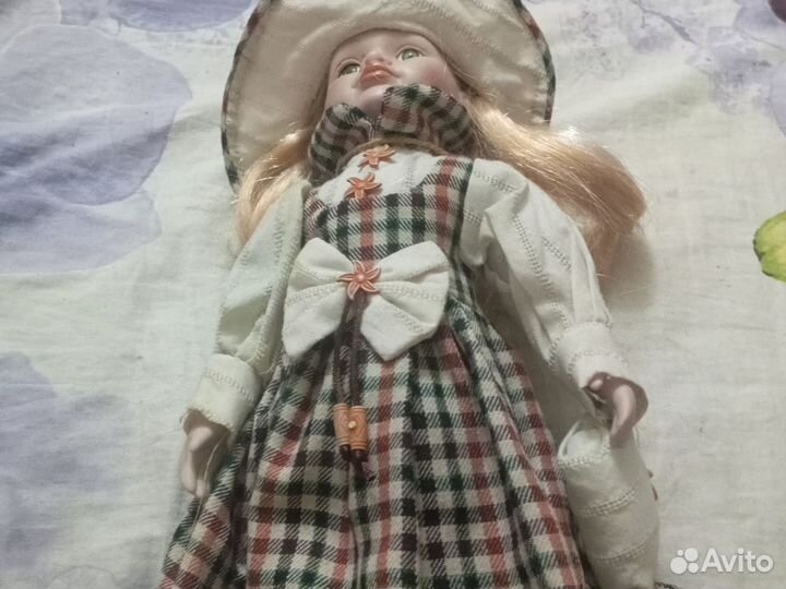 Кукла фарфоровая