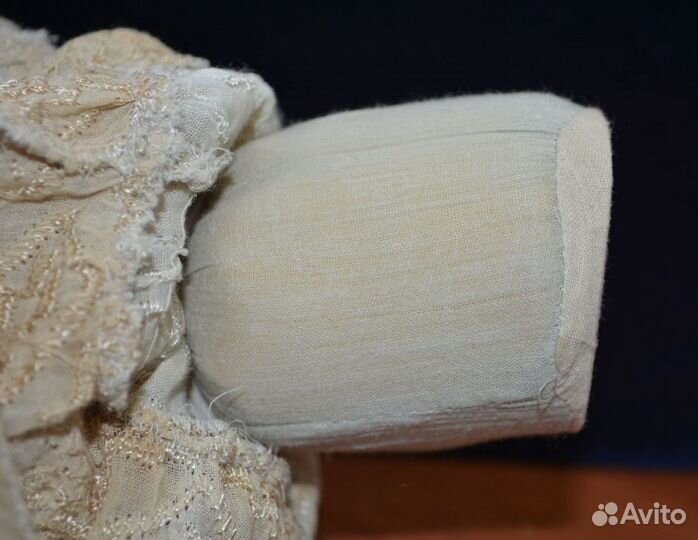 Фарфоровая статуэтка. игольница- девушка С веером