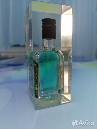 Изделие с бутылочкой абсента в эпоксидной смоле