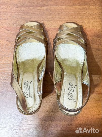 Босоножки золотистые 37 размер