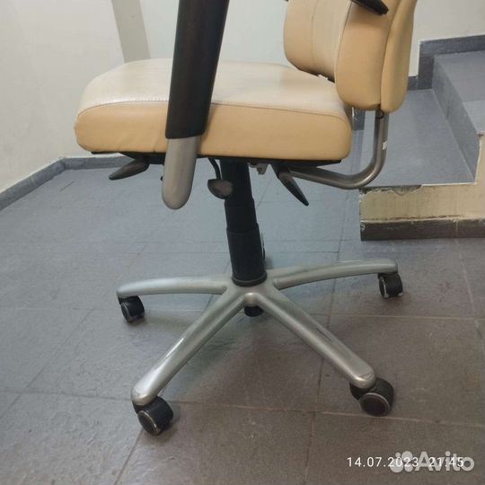 Кожаное компьютерное кресло