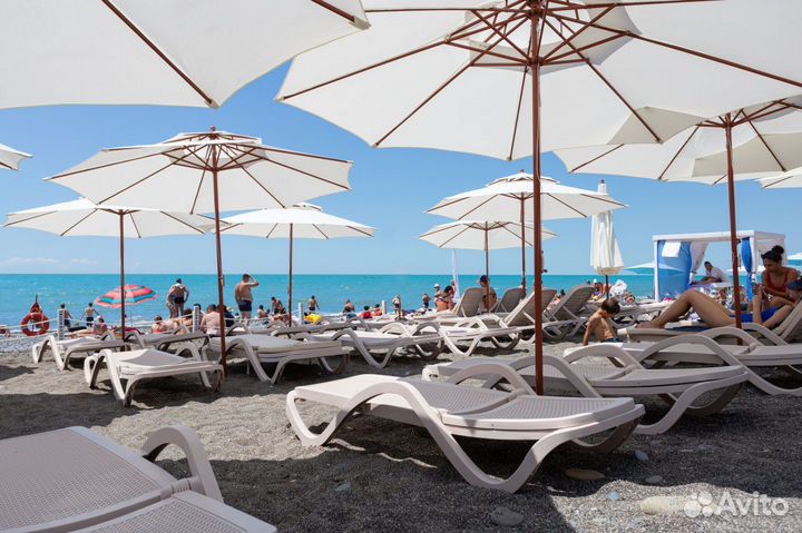 Большой пляжный зонт на центральной опоре