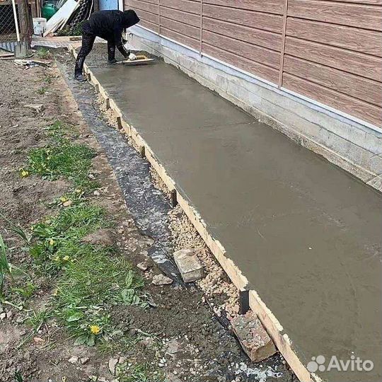 Вокруг дома отмостка