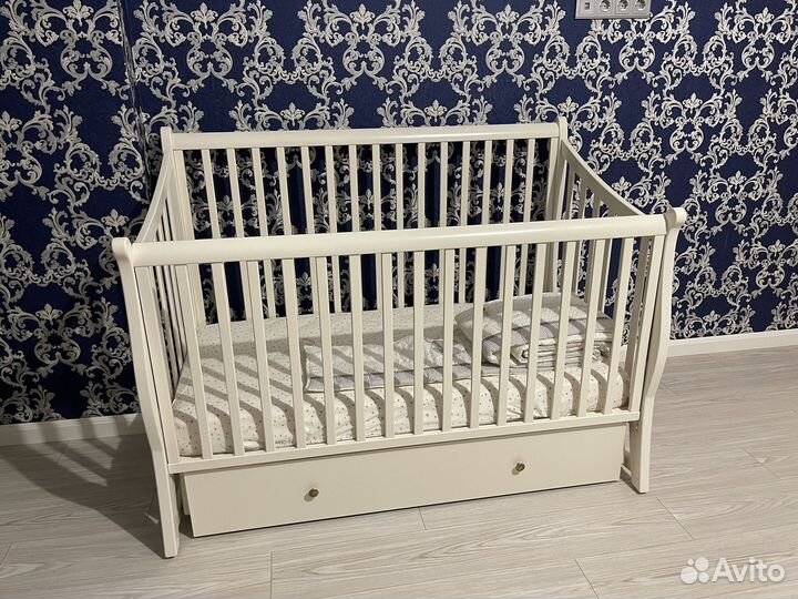 Детская кроватка с маятником и ящиком белая
