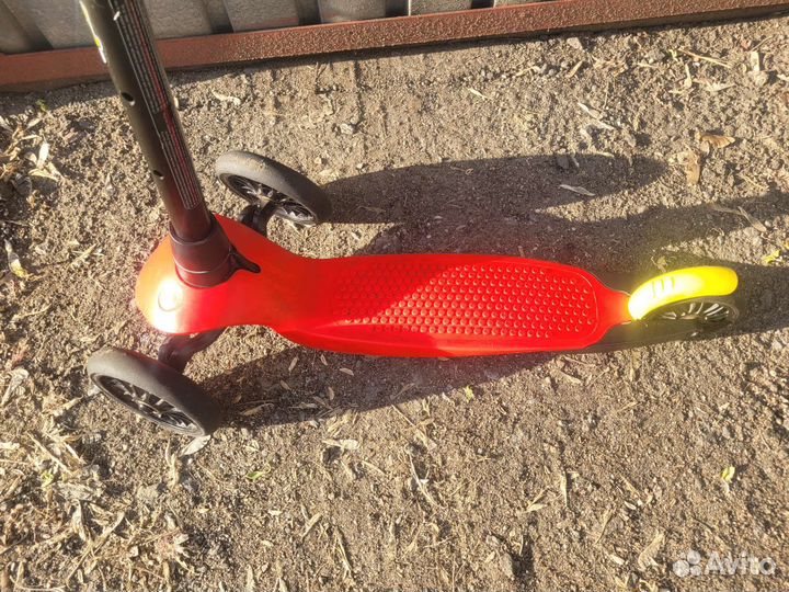 Самокат трехколесный детский красный