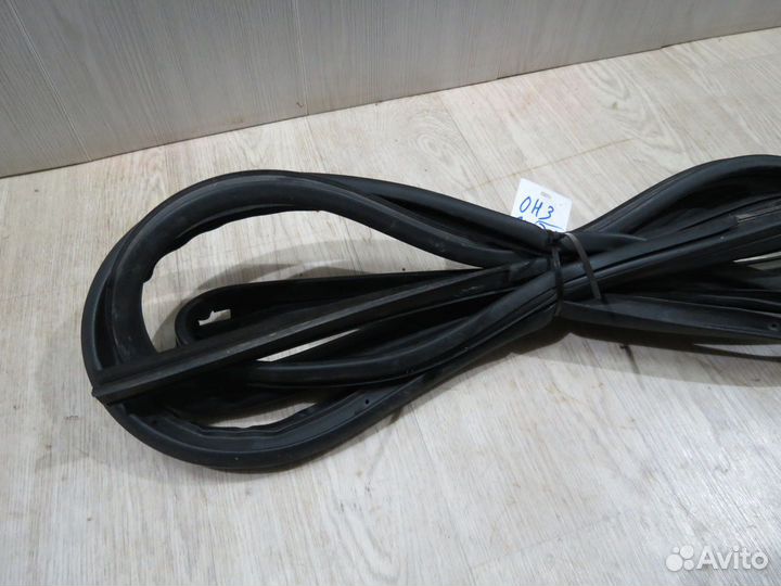 Уплотнитель задней левой двери Opel Astra H