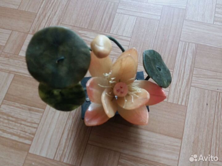 Лотос из природного камня