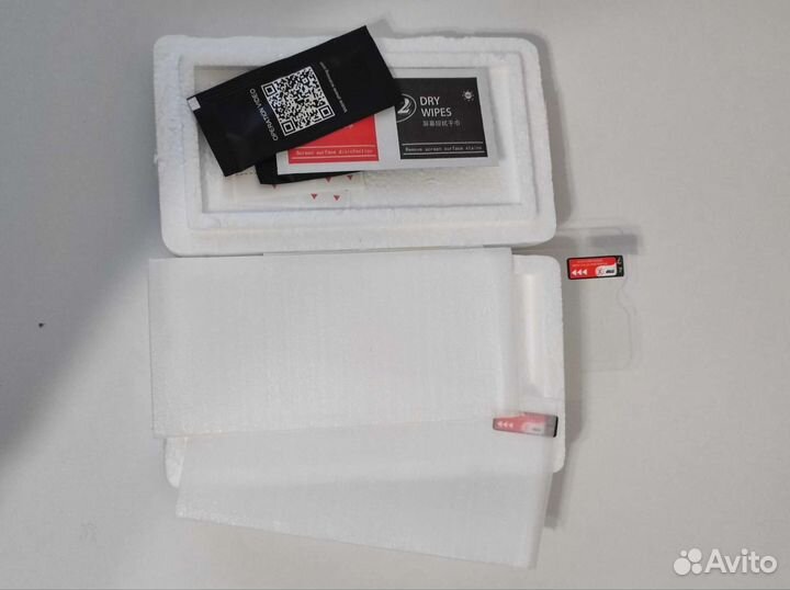 Чехол-книжка и защитные стекла на Xiaomi Redmi 8