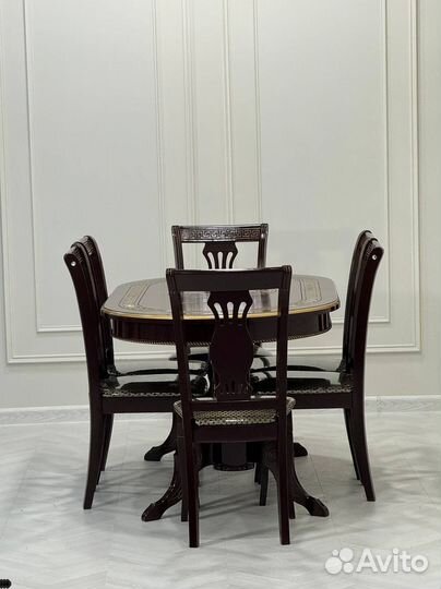 Стол обеденный. В наличии