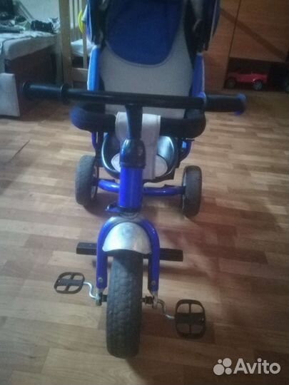 Детский трехколесный велосипед с ручкой