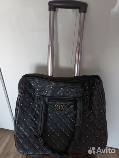 Сумка на колесах с выдвижной ручкой