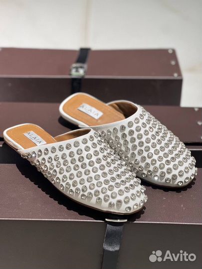 Сабо Alaia белые со стразами