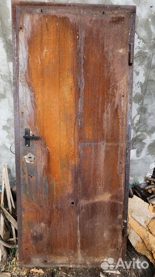 Металлическая дверь